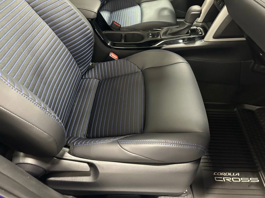 Used 2025 Toyota Corolla Cross XSE w/ Convenience Package image 58