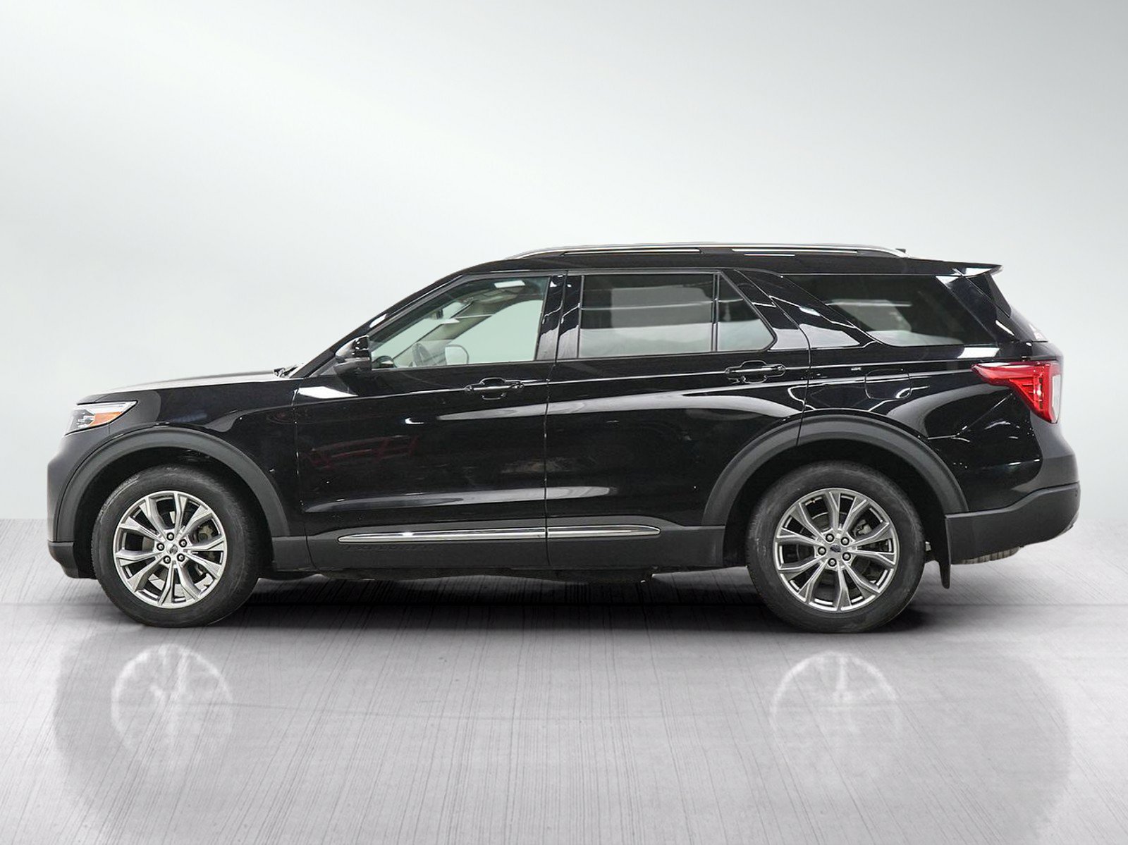 Used 2022 Ford Explorer Limited w/ Class IV Trailer Tow Package AWD/4WD image 2