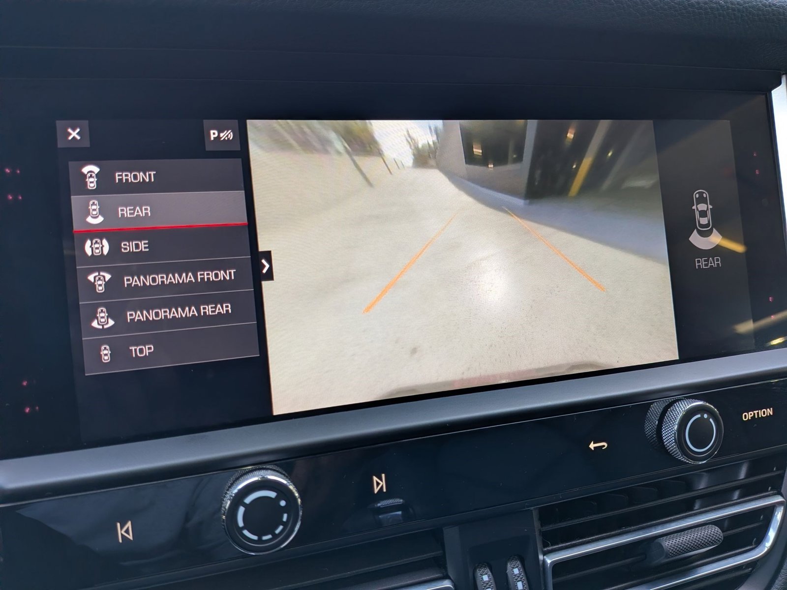 Certified 2024 Porsche Macan AWD/4WD image 18