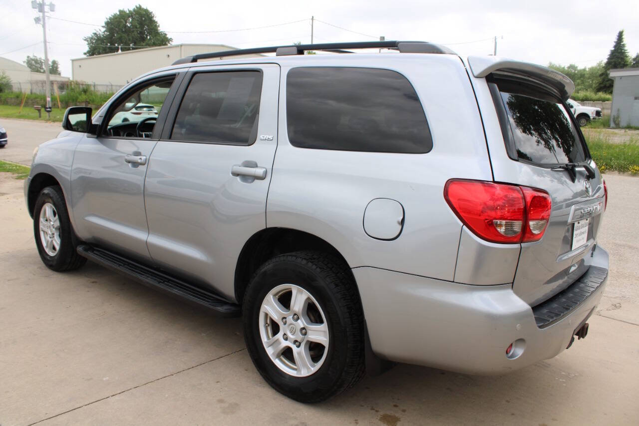 Used 2017 Toyota Sequoia SR5 AWD/4WD image 6