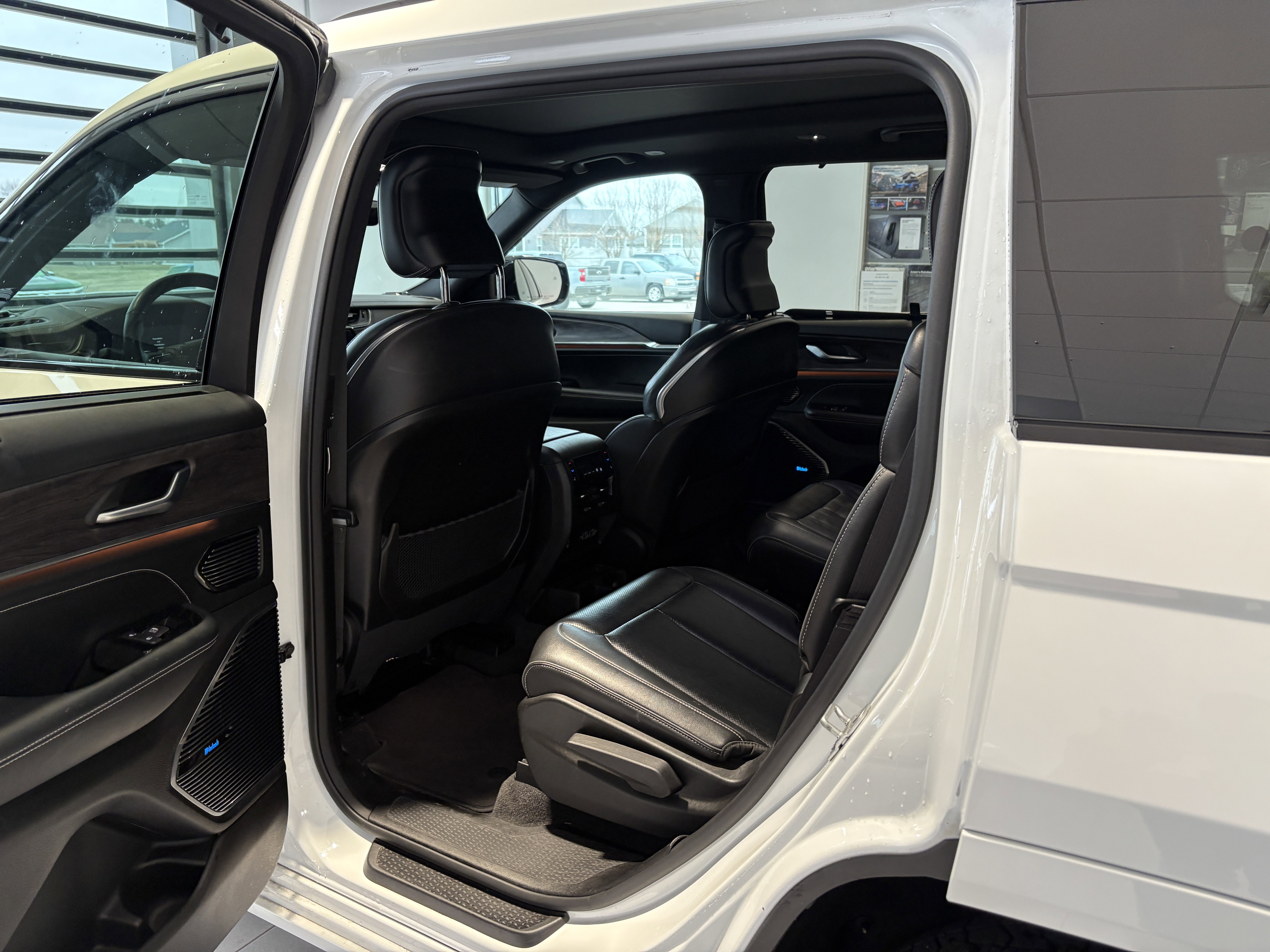 Used 2022 Jeep Grand Cherokee L Overland w/ Luxury Tech Group IV image 20