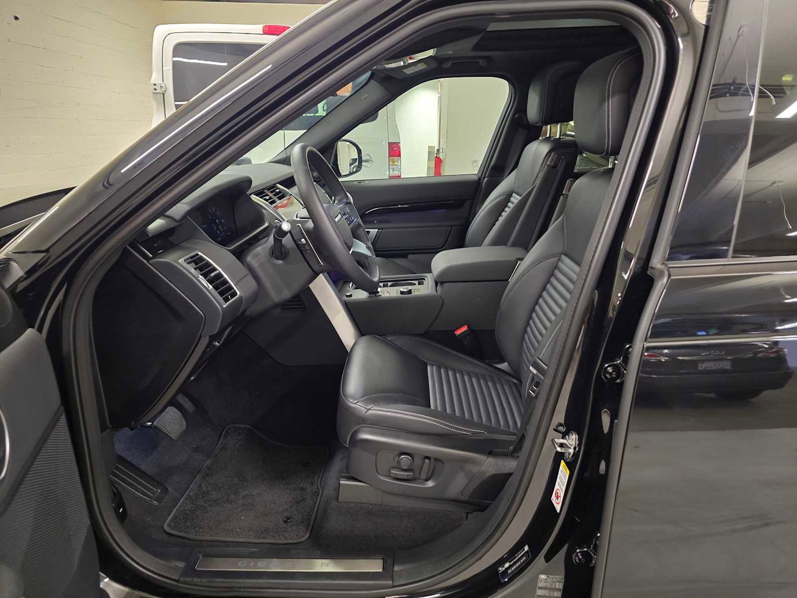 Used 2025 Land Rover Discovery S image 23