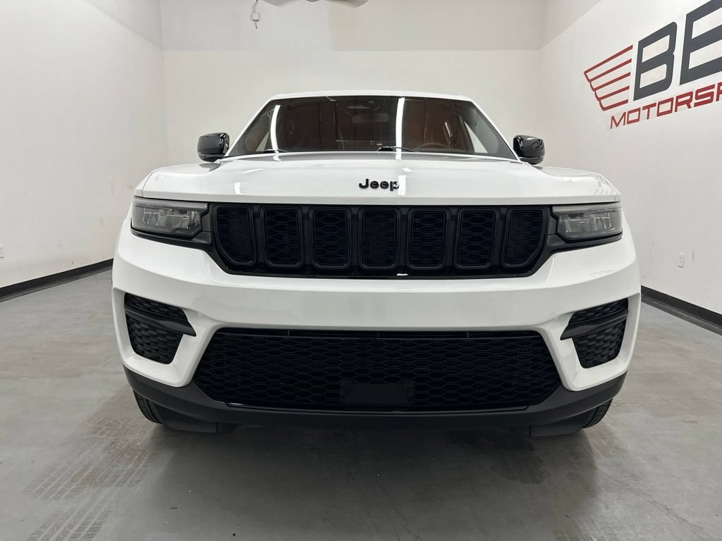 Used 2024 Jeep Grand Cherokee Altitude AWD/4WD image 4