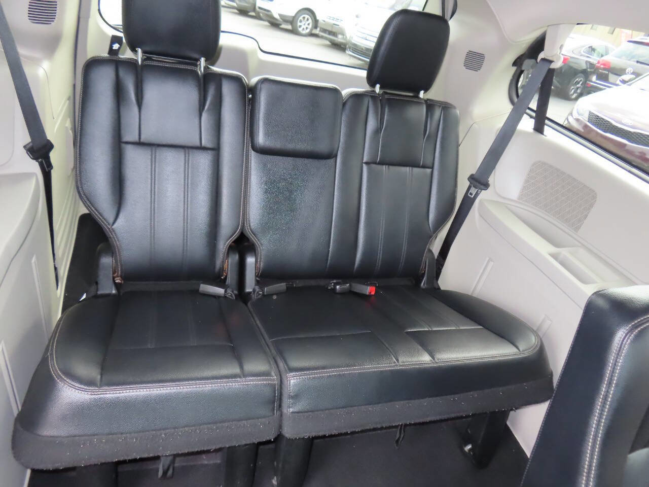 Used 2014 Chrysler Town & Country Touring FWD image 38