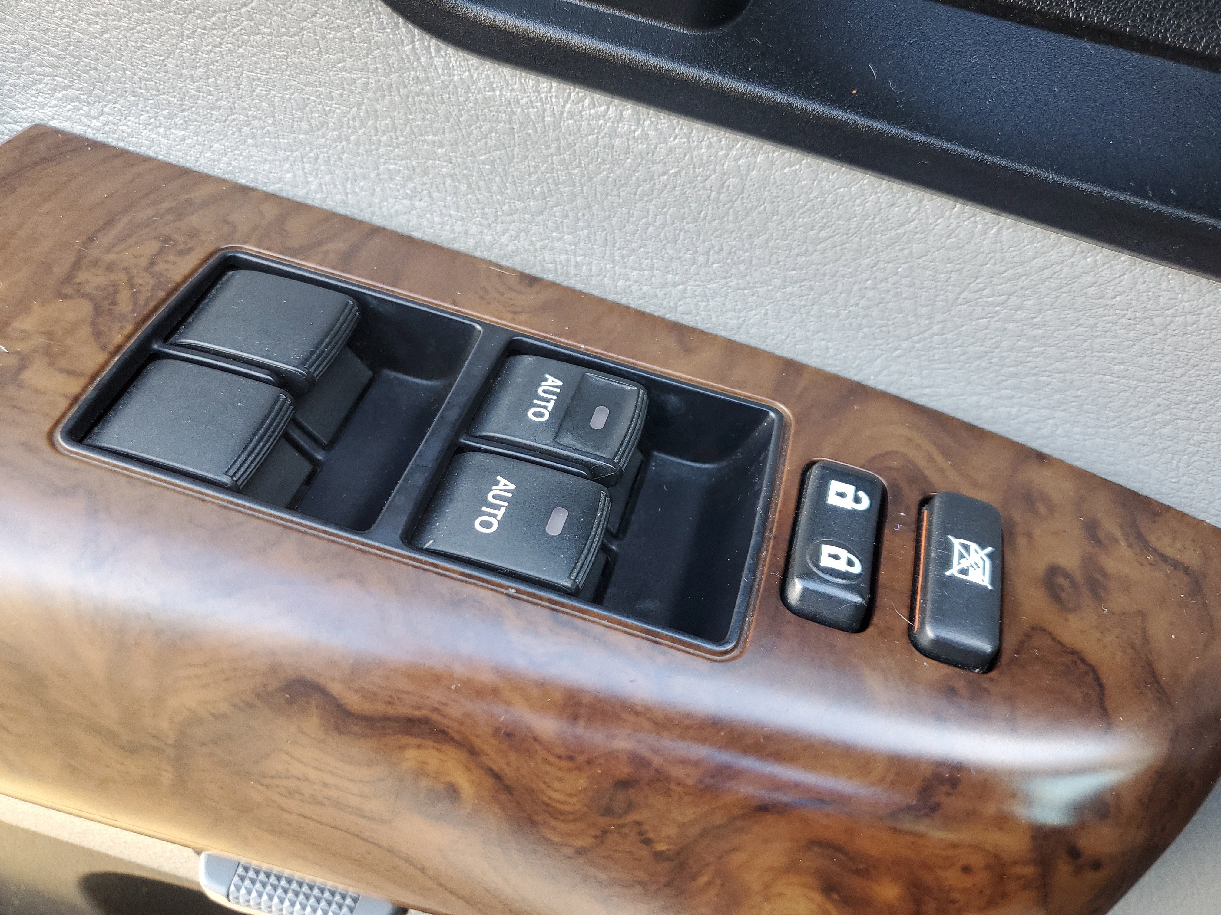 Used 2010 Toyota Sequoia Platinum image 30