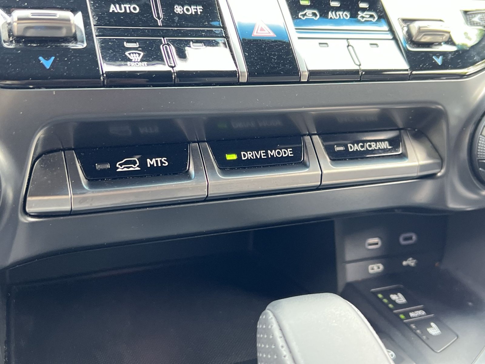 Used 2025 Lexus LX 700h F Sport AWD/4WD image 42
