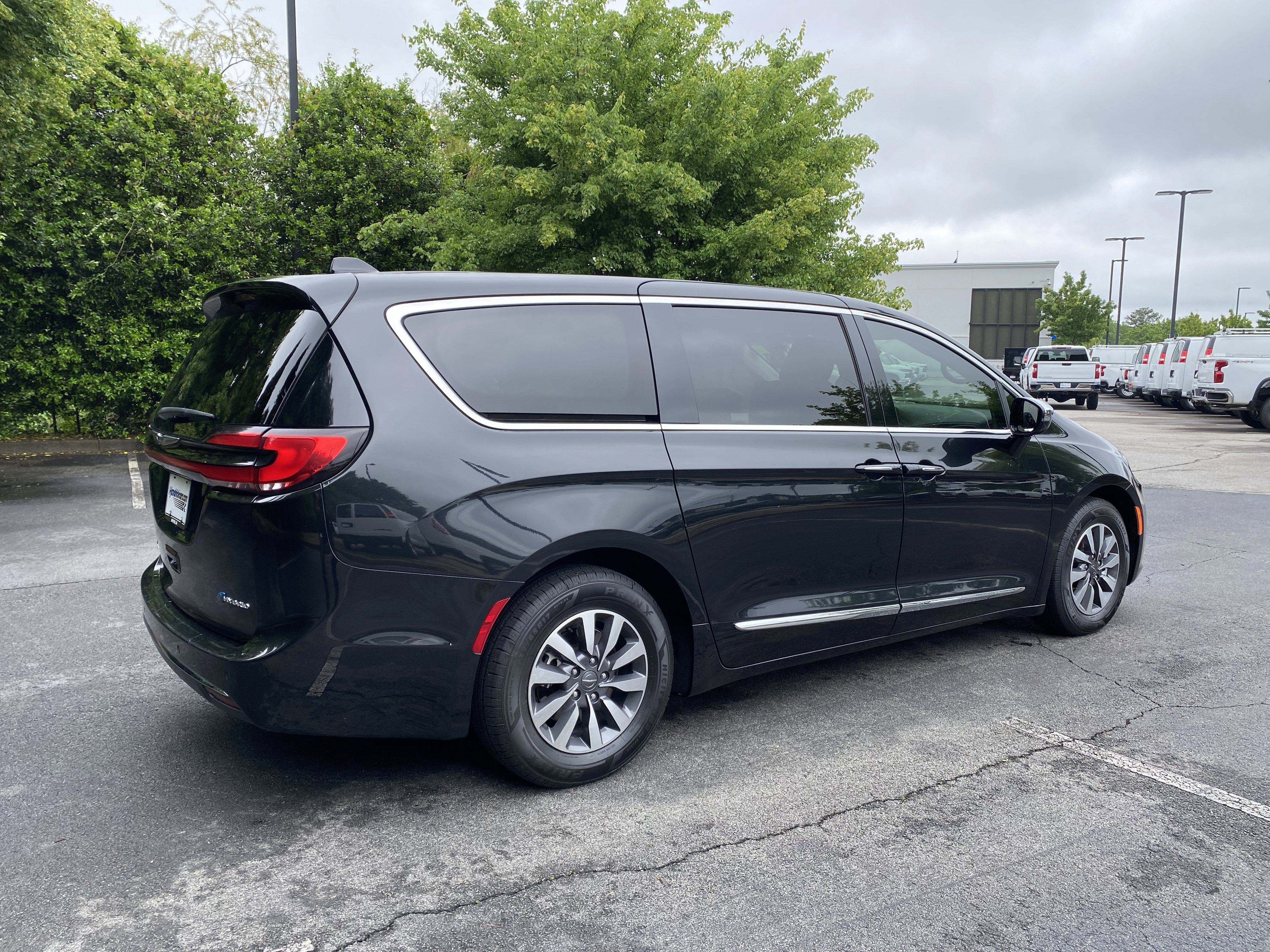 Used 2023 Chrysler Pacifica Limited FWD image 9