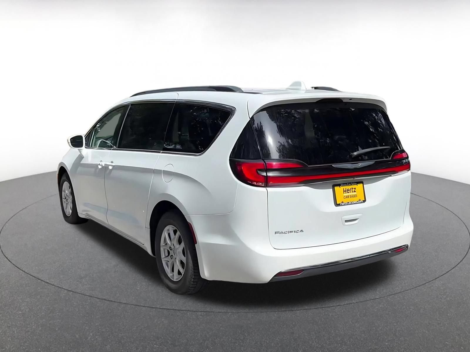 Used 2022 Chrysler Pacifica Touring-L FWD image 11