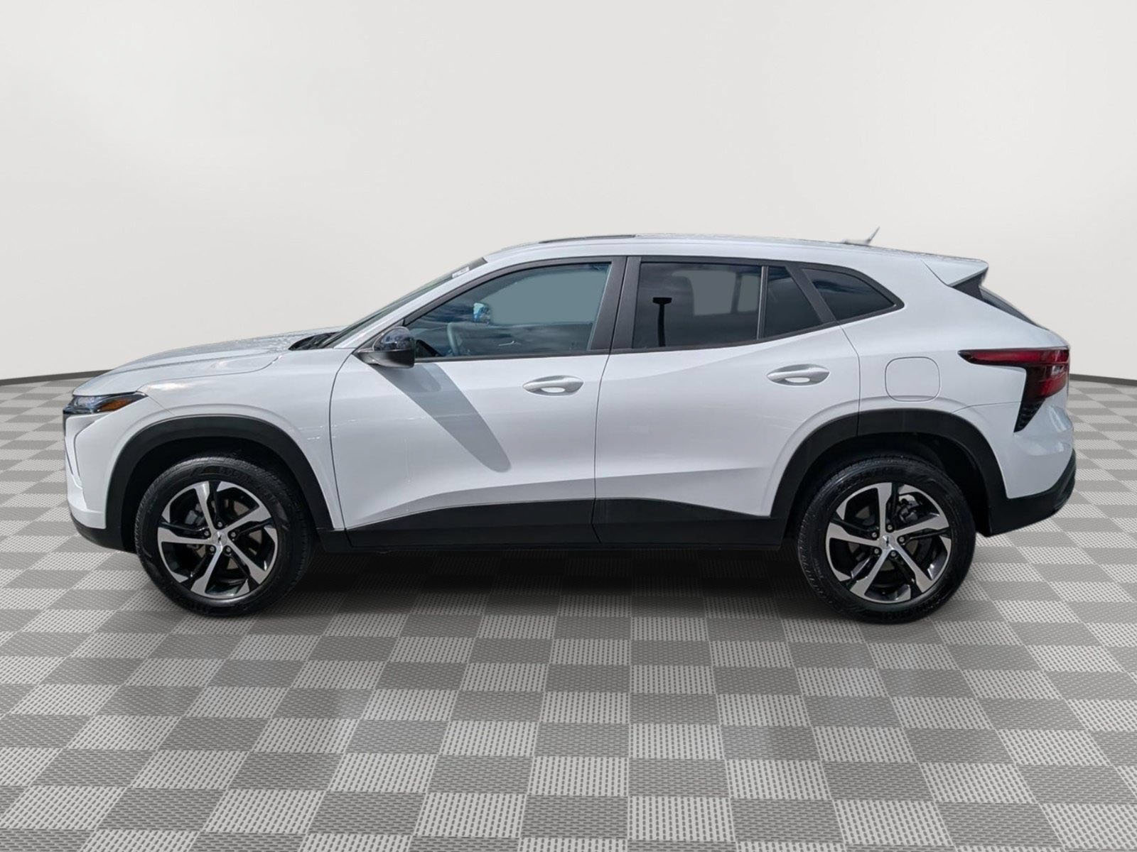 Used 2025 Chevrolet Trax RS w/ Sunroof Package FWD image 2