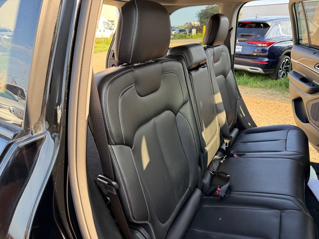 Used 2023 Jeep Grand Cherokee Limited w/ Luxury Tech Group II AWD/4WD image 41