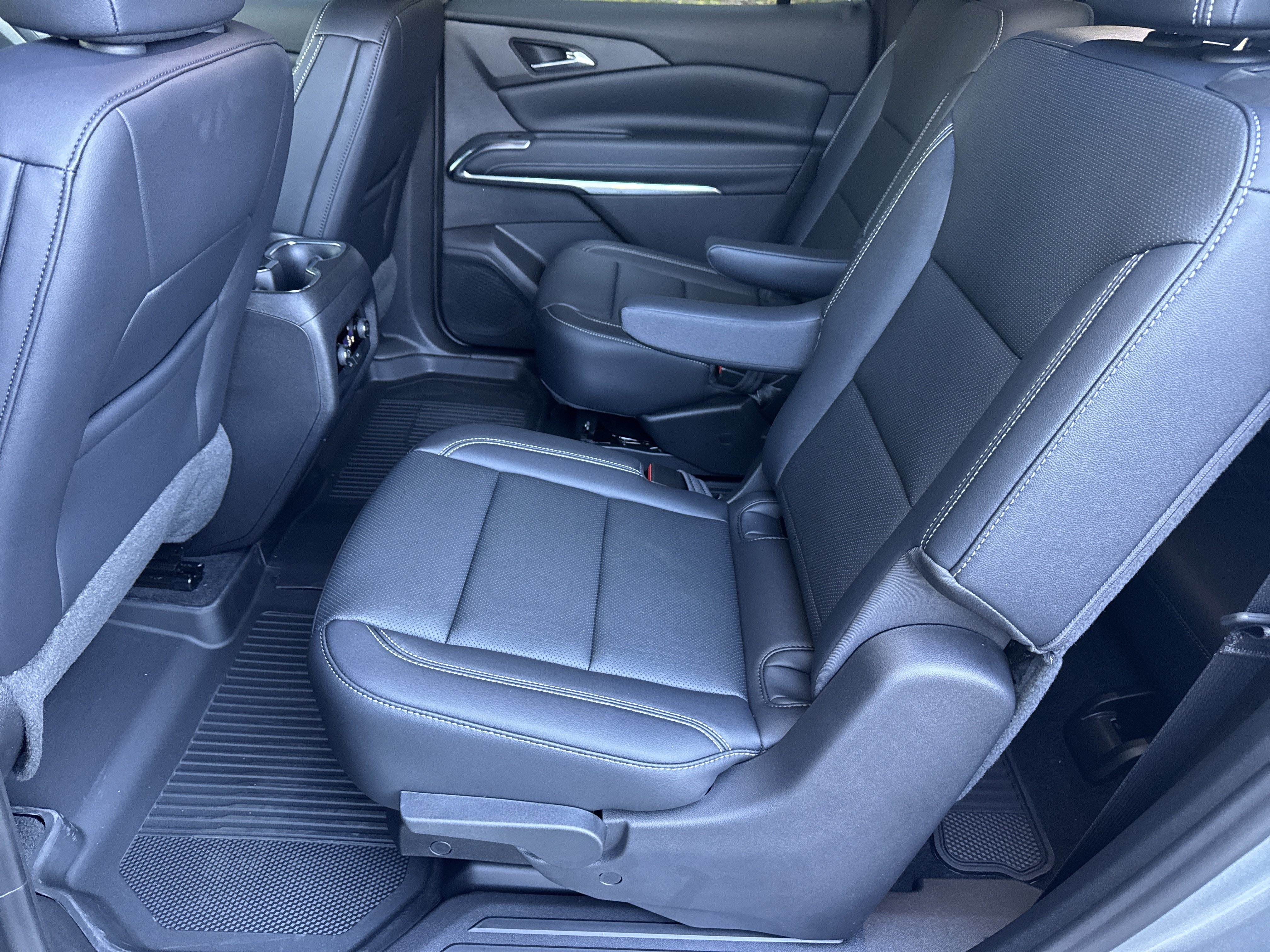 New 2027 Chevrolet Traverse LT w/ LPO, Floor Liner Package FWD image 22