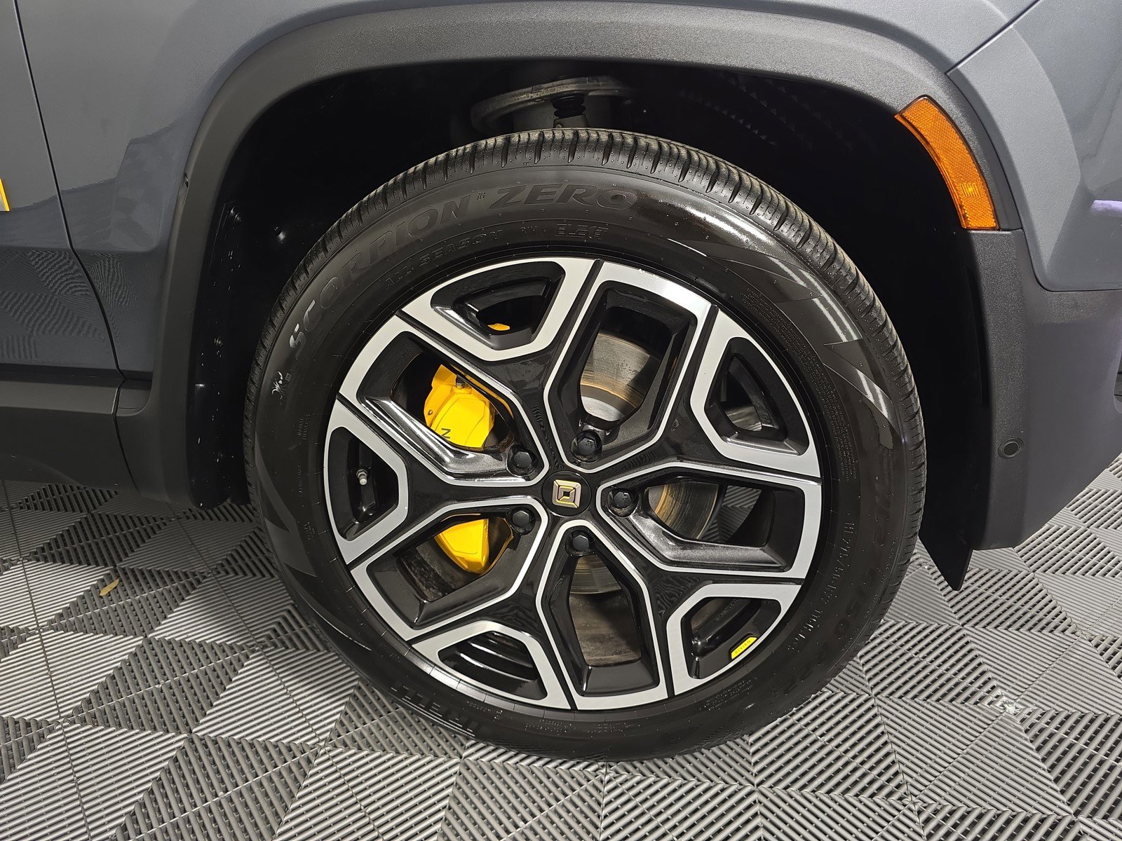 Used 2024 Rivian R1S Adventure image 11