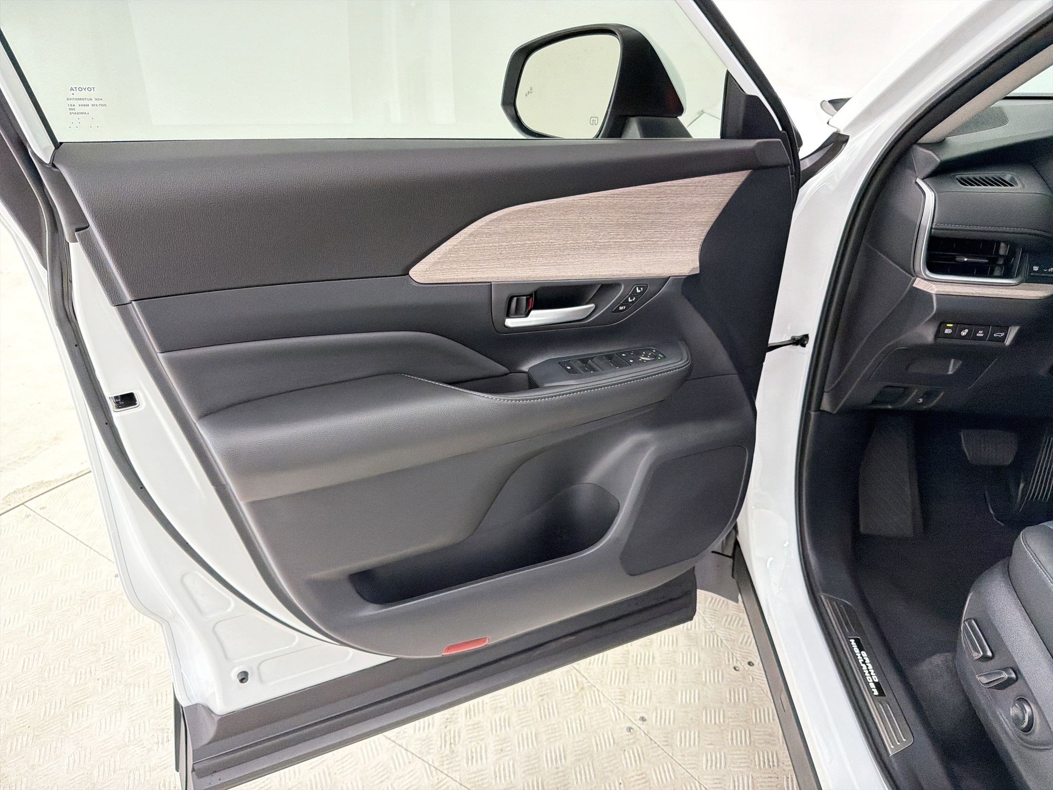 Used 2026 Toyota Grand Highlander Limited image 21