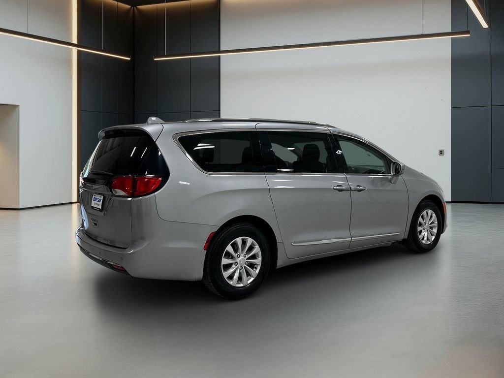 Used 2018 Chrysler Pacifica Touring-L FWD image 6