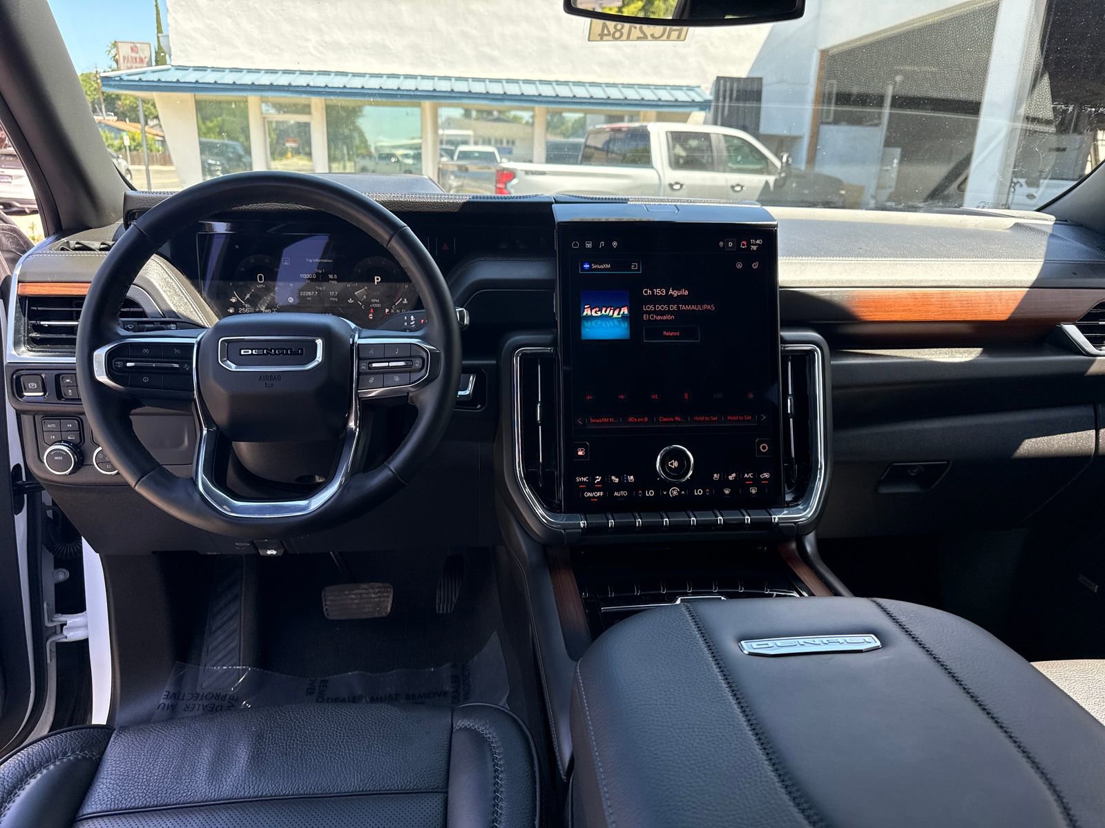 Used 2025 GMC Yukon XL Denali AWD/4WD image 12