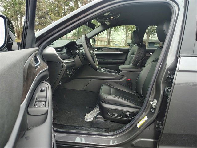 New 2025 Jeep Grand Cherokee L Limited w/ Black Appearance Package image 2