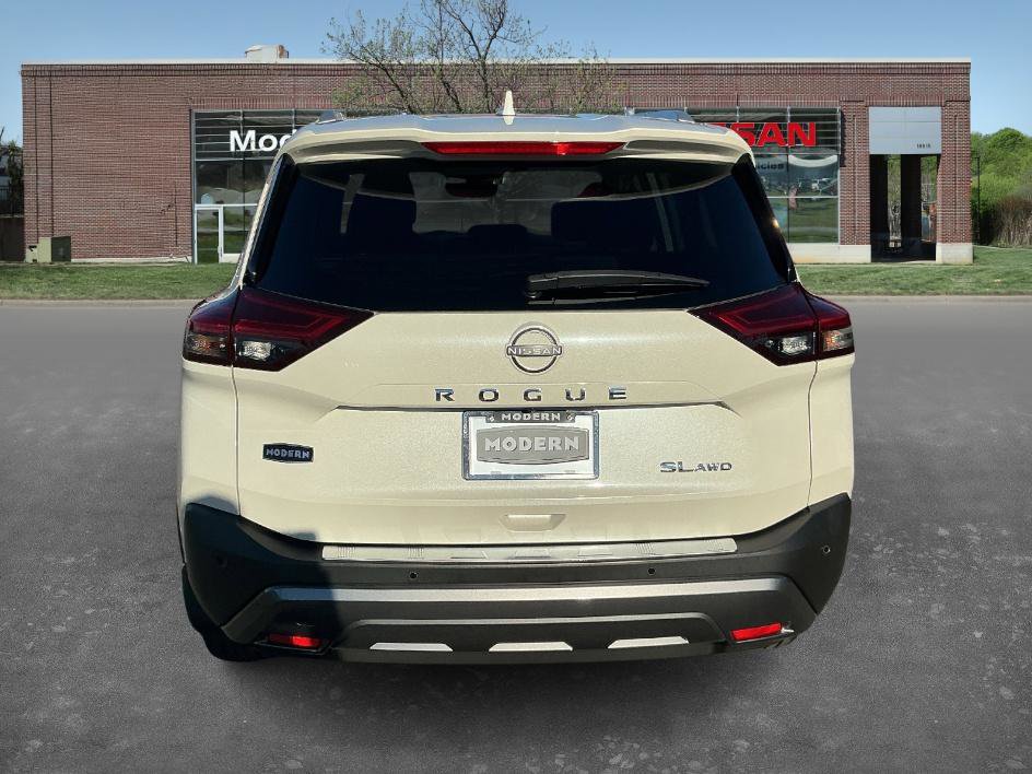 Used 2023 Nissan Rogue SL image 3