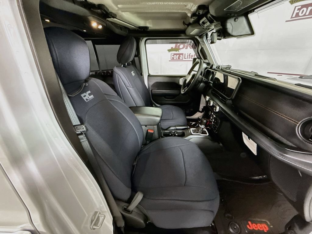 Used 2025 Jeep Gladiator Mojave w/ Technology Group AWD/4WD image 31