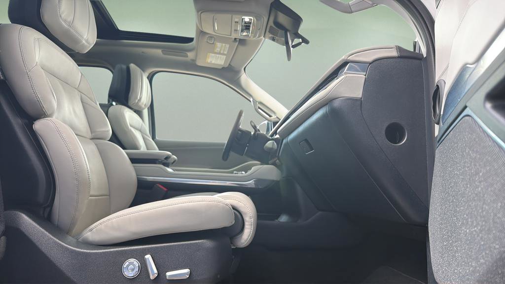 Used 2025 Lincoln Navigator Black Label image 11