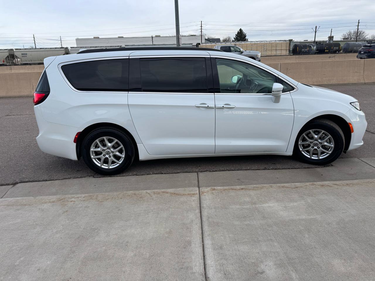 Used 2022 Chrysler Pacifica Touring-L image 6