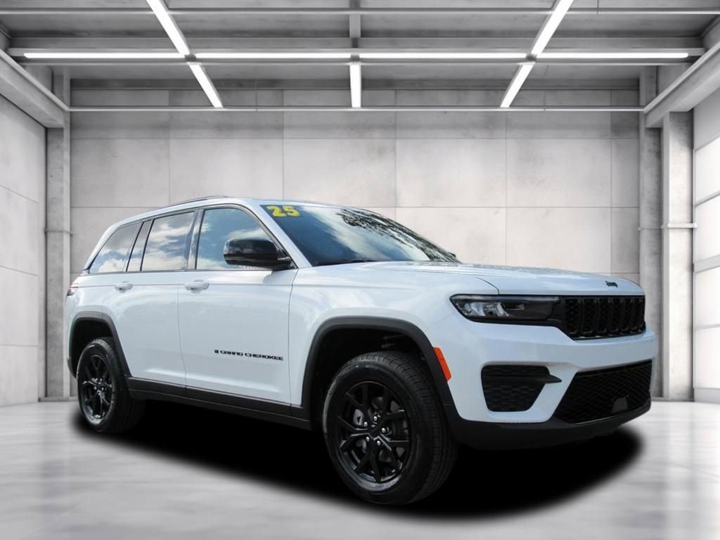 Certified 2025 Jeep Grand Cherokee Altitude image 1