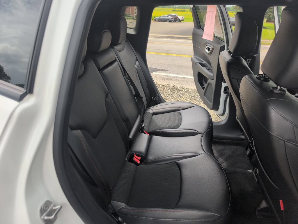 Used 2025 Jeep Compass Trailhawk AWD/4WD image 12