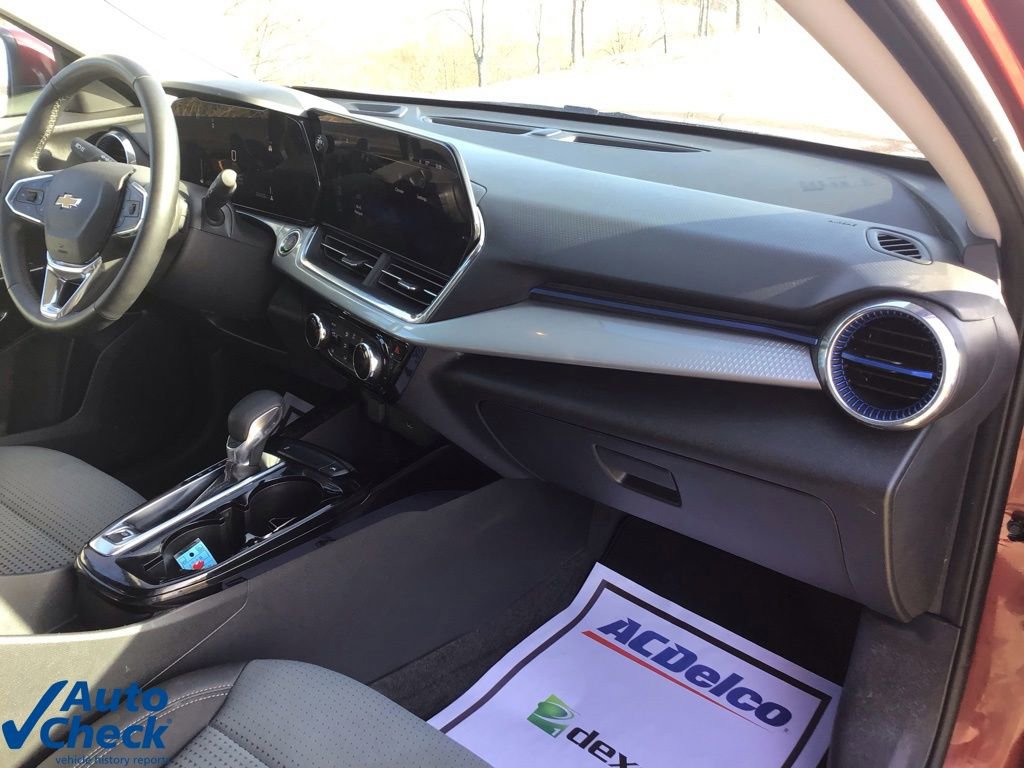 Used 2025 Chevrolet Trax LT w/ LT Convenience Package image 19