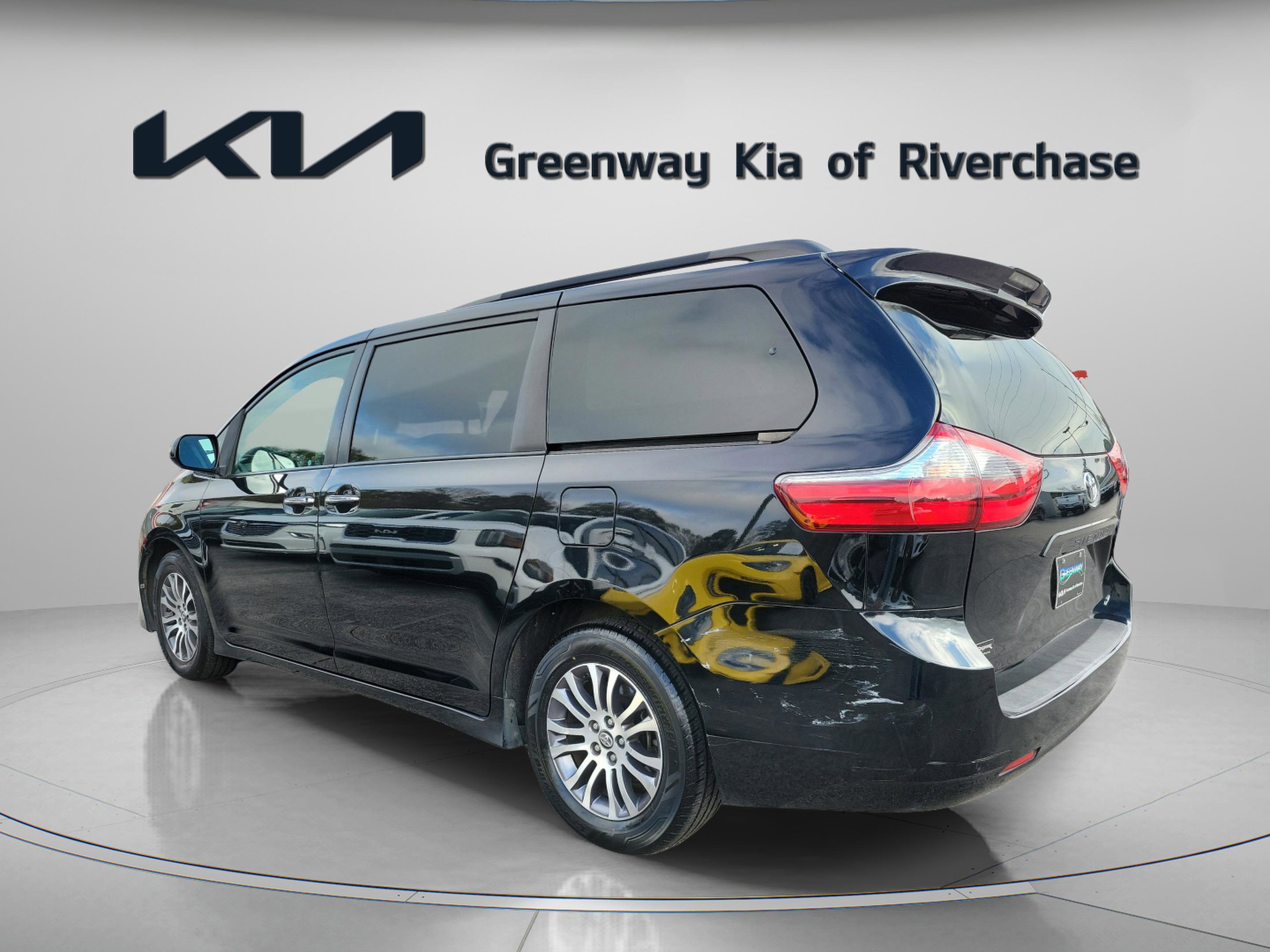 Used 2020 Toyota Sienna XLE image 4