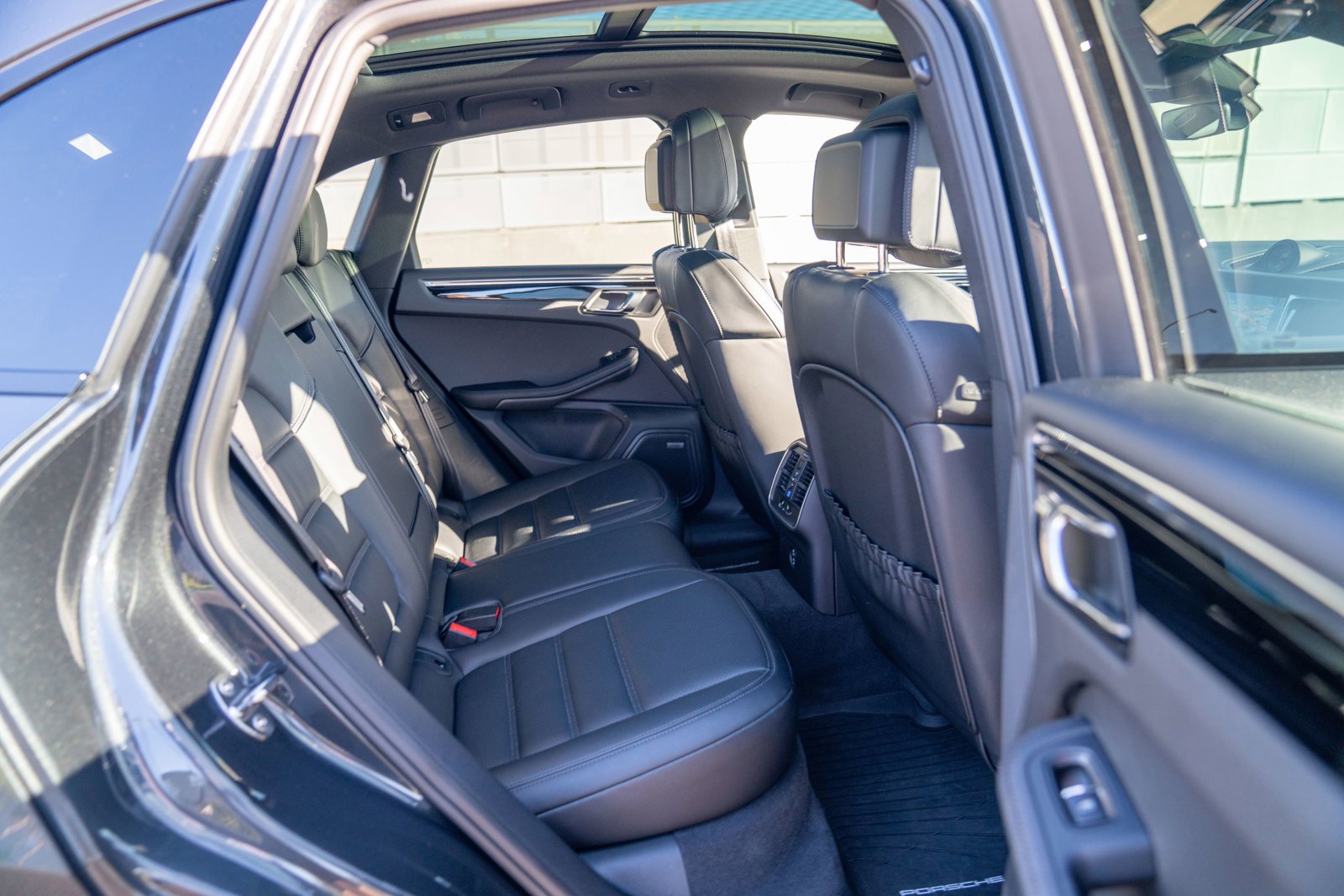 Certified 2026 Porsche Macan AWD/4WD image 24