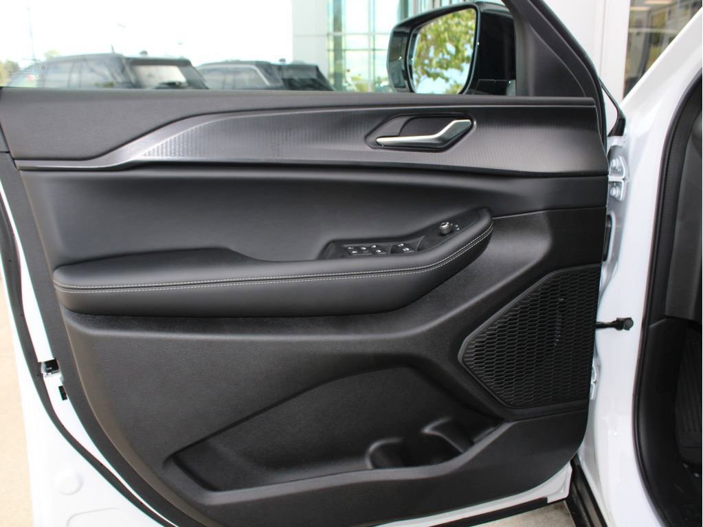 New 2025 Jeep Grand Cherokee L Altitude image 9