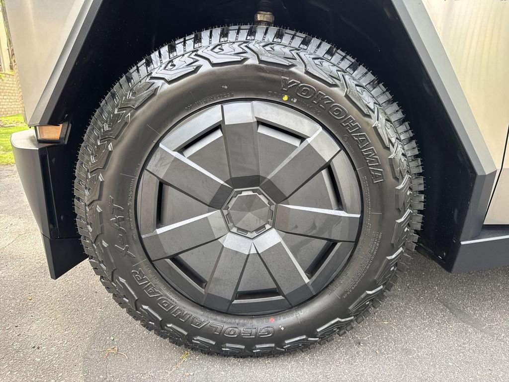Used 2024 Tesla Cybertruck AWD Crew Cab image 19