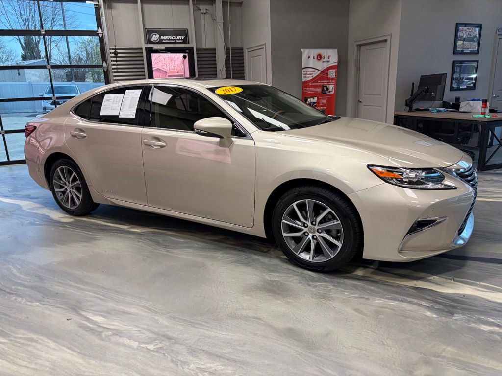 Used 2017 Lexus ES 300h w/ Luxury Package image 31