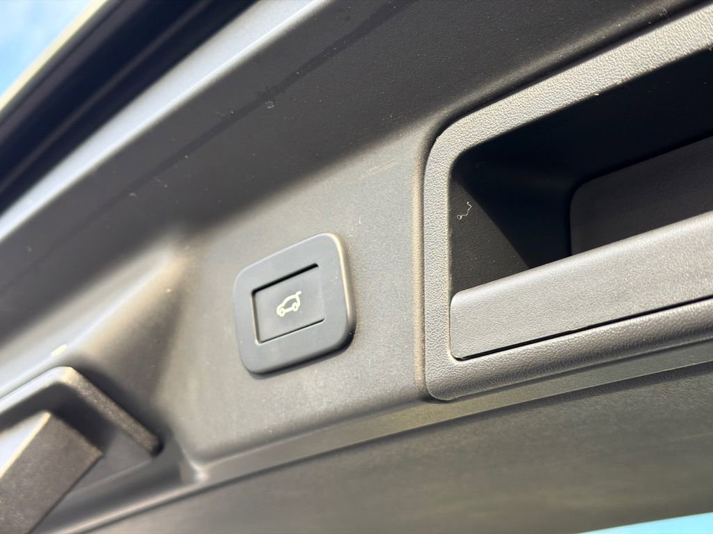 Used 2025 Land Rover Range Rover Velar Dynamic SE image 9