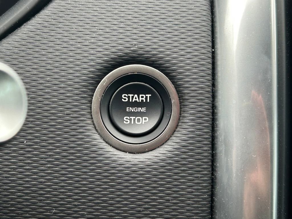 Used 2024 Land Rover Discovery Dynamic SE image 32