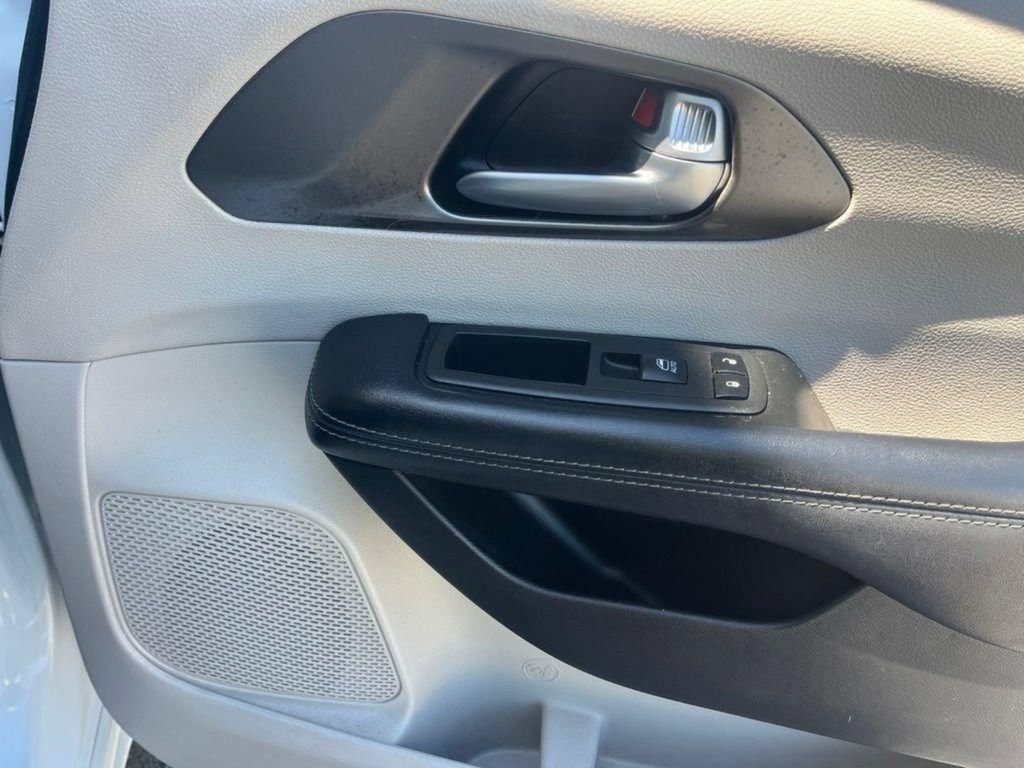 Used 2019 Chrysler Pacifica Limited FWD image 25