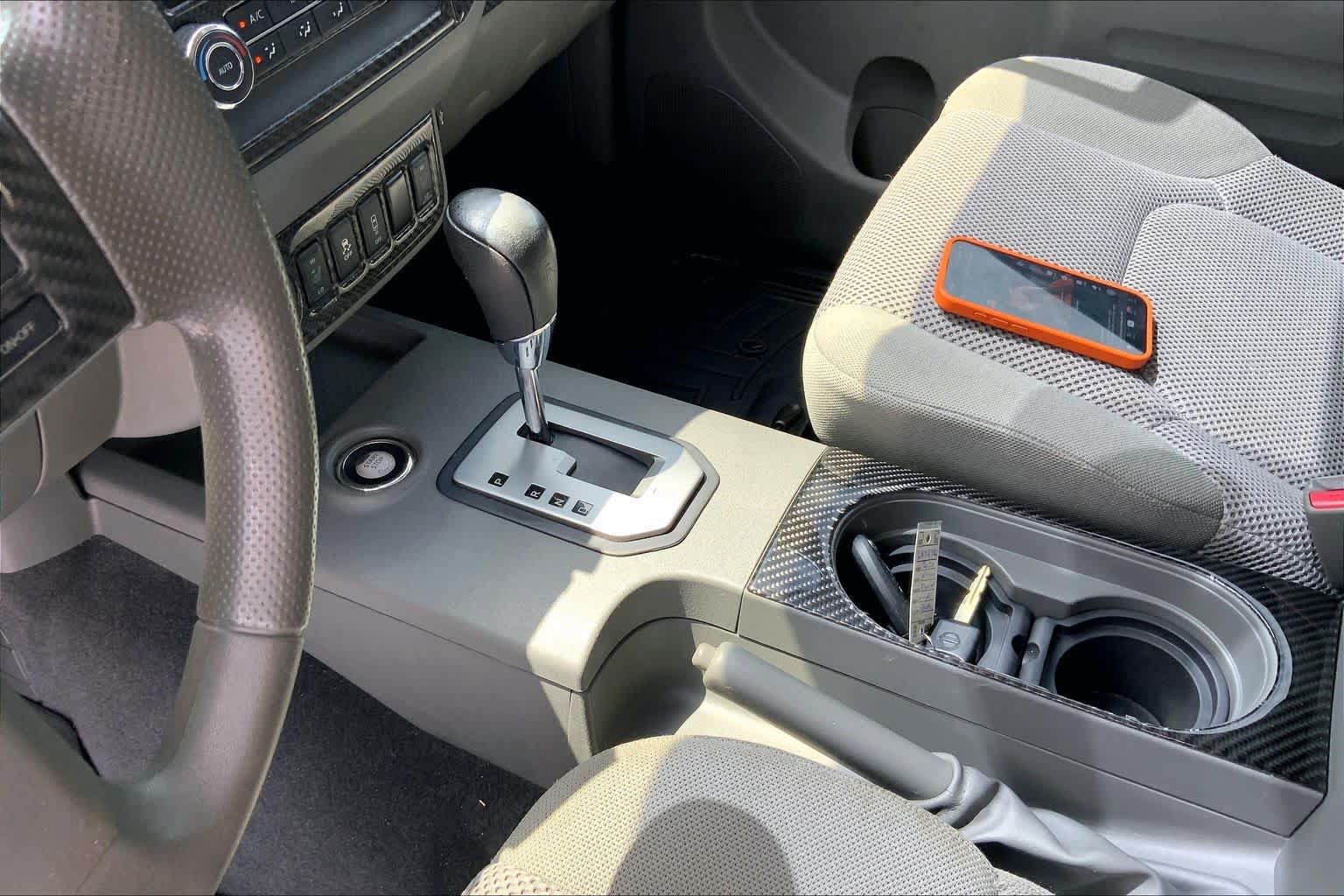 Used 2020 Nissan Frontier SV w/ Midnight Edition Floor Mats AWD/4WD image 17