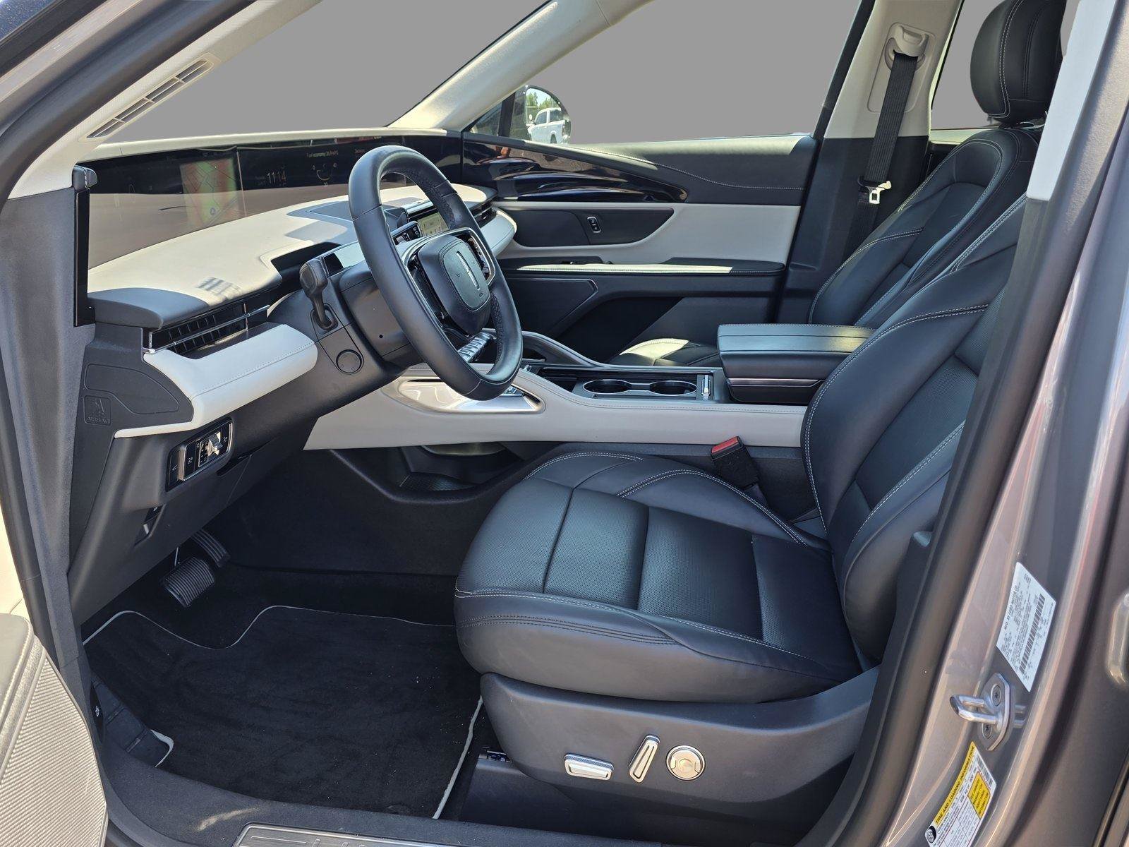 Used 2024 Lincoln Nautilus Premier AWD/4WD image 23