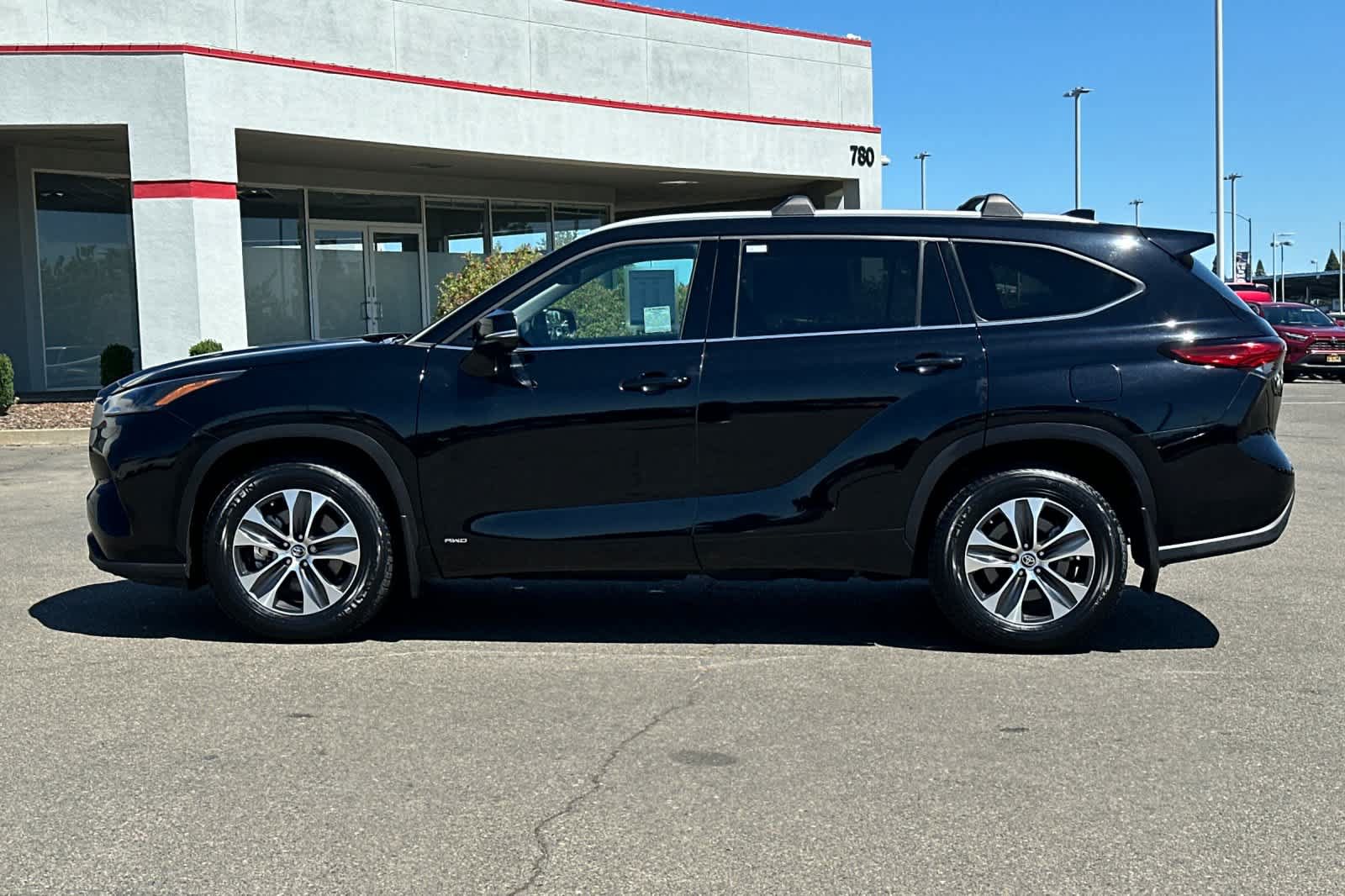 Used 2022 Toyota Highlander XLE AWD/4WD image 9