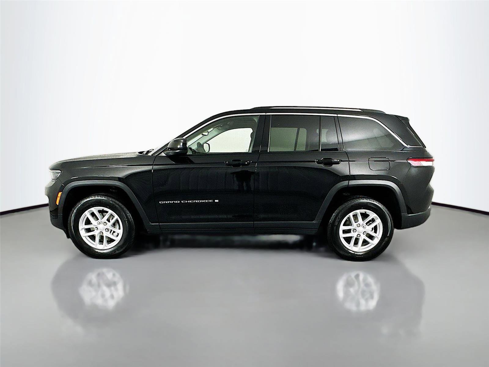 Used 2023 Jeep Grand Cherokee Laredo w/ Luxury Tech Group I image 8