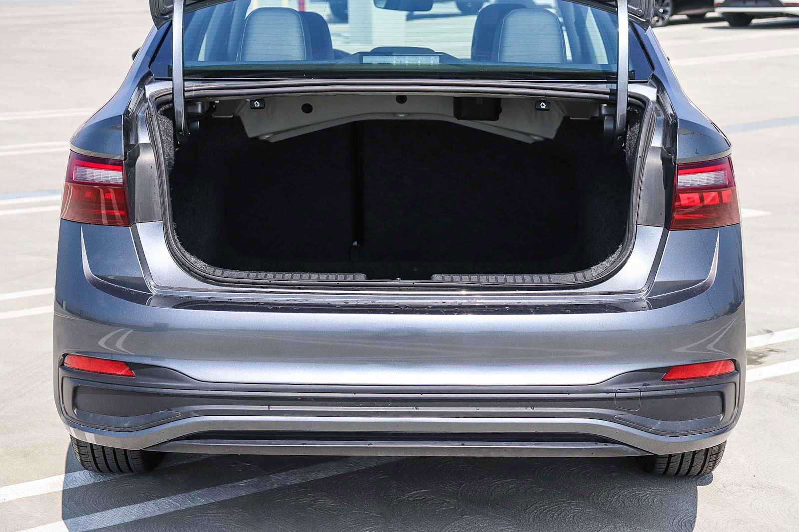 Used 2024 Volkswagen Jetta SE image 27