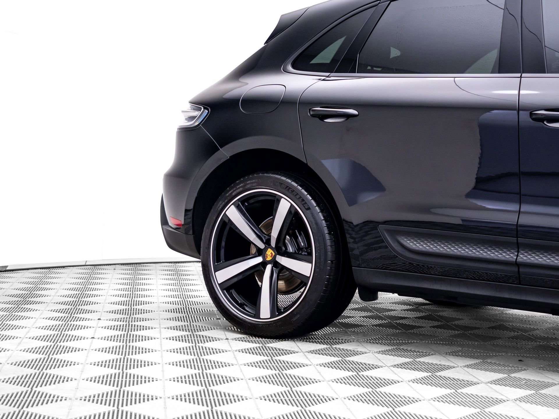 Certified 2025 Porsche Macan AWD/4WD image 35