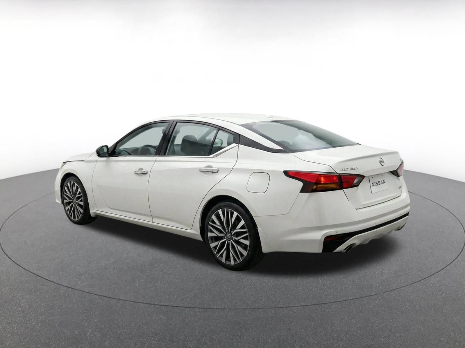 Used 2025 Nissan Altima 2.5 SV FWD image 6