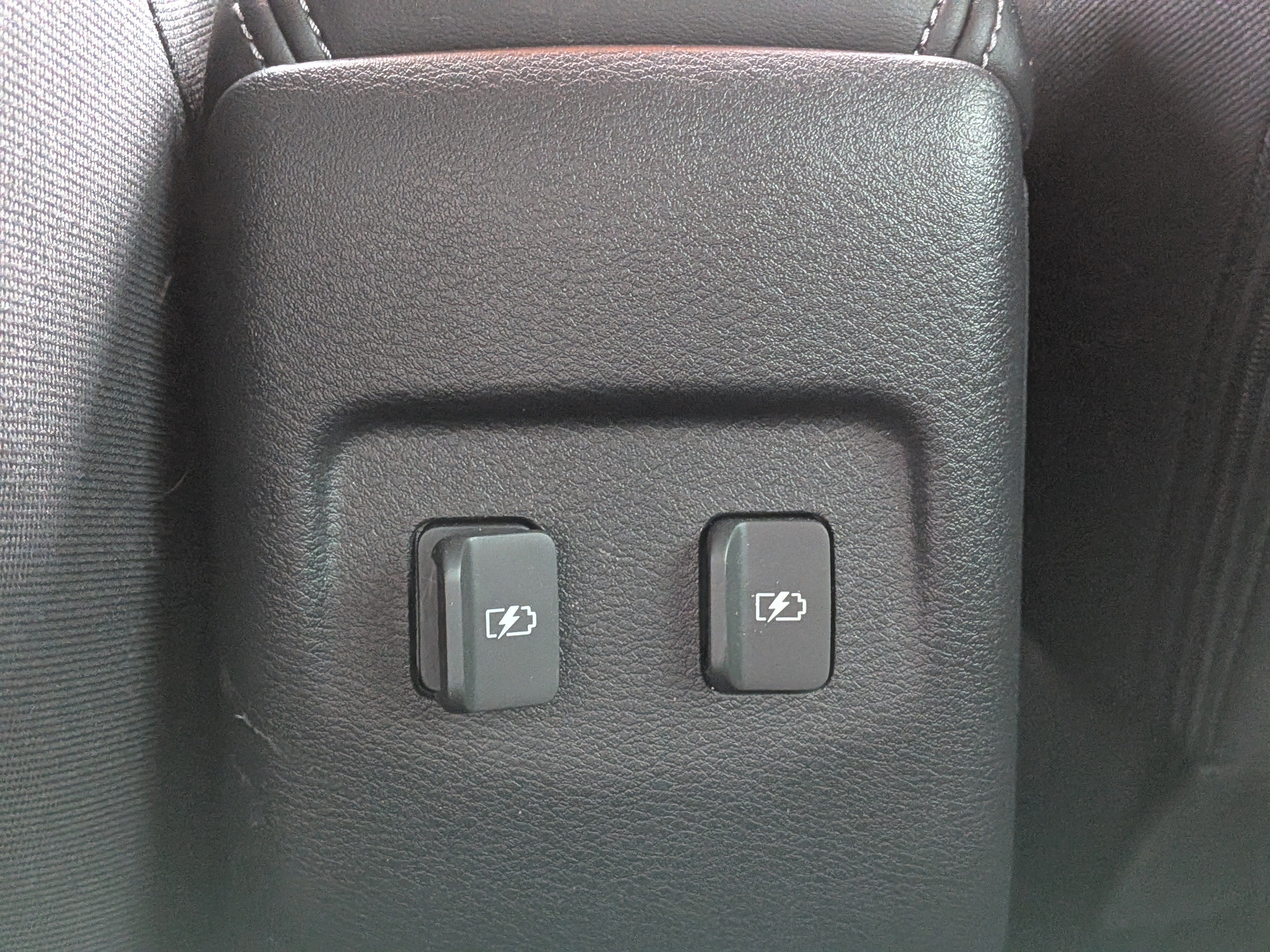 Used 2022 Nissan Kicks SR w/ Interior Electronics Package FWD image 15