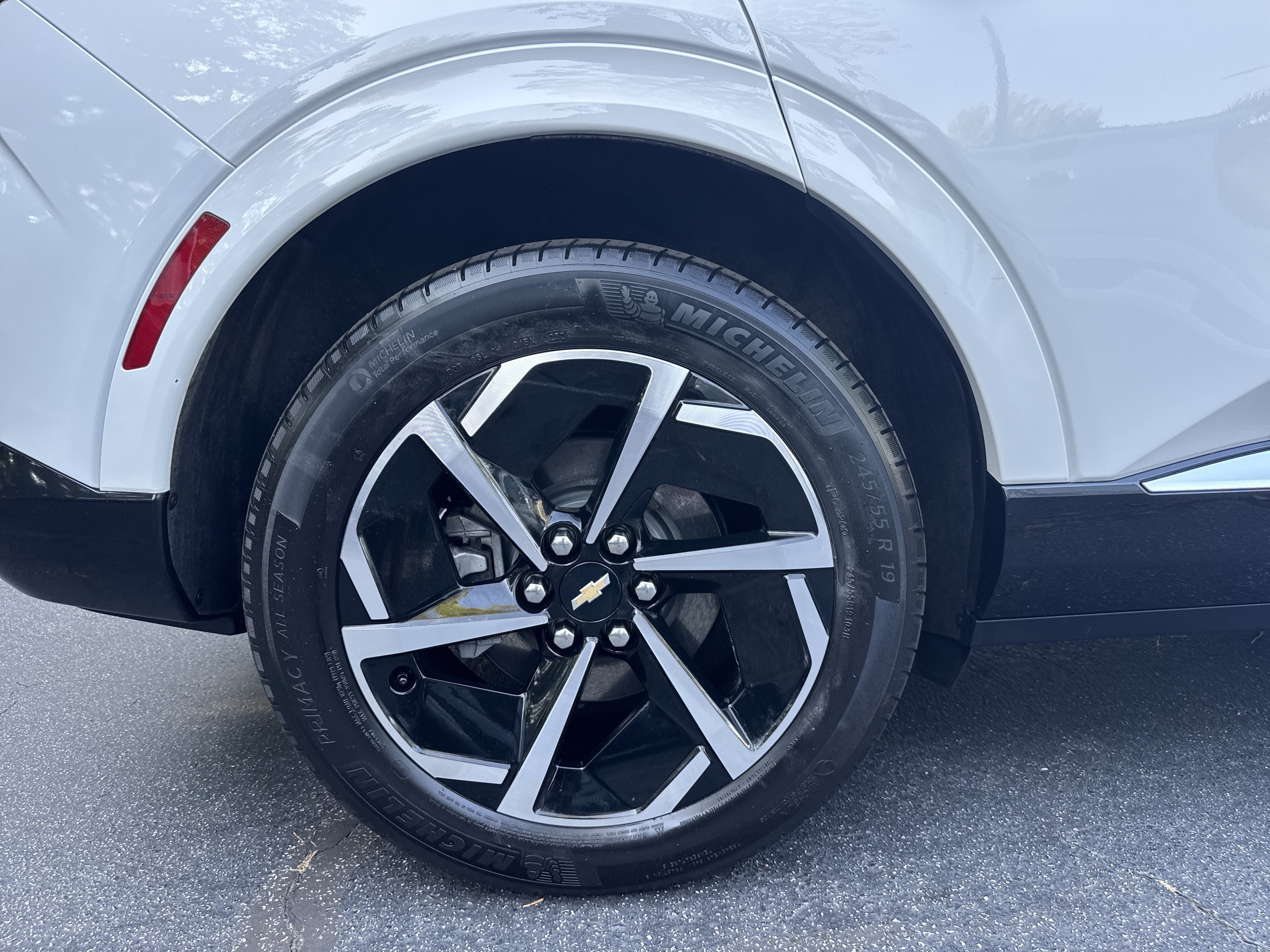 Certified 2024 Chevrolet Equinox EV LT FWD image 17