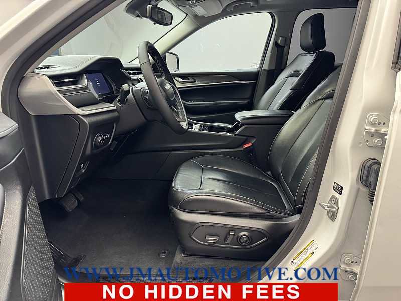 Used 2023 Jeep Grand Cherokee Limited w/ Black Appearance Package AWD/4WD image 12