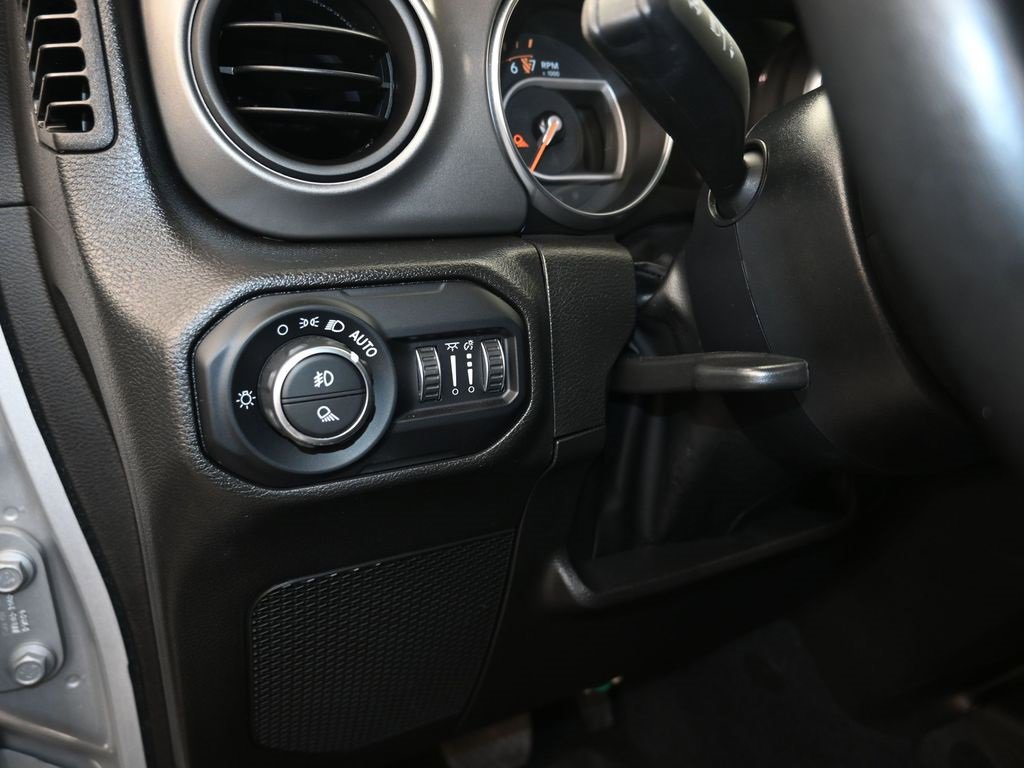 Certified 2022 Jeep Gladiator Willys image 13