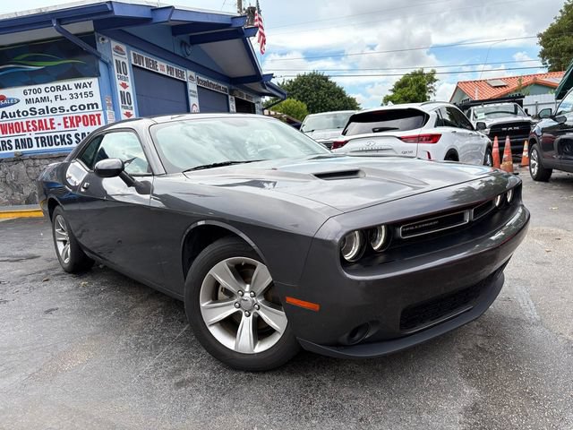 Used 2022 Dodge Challenger SXT RWD image 2