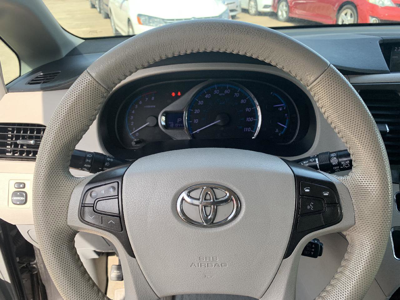 Used 2014 Toyota Sienna XLE image 15