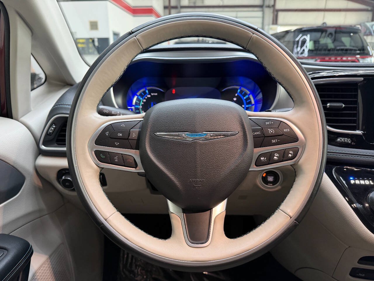 Used 2017 Chrysler Pacifica Platinum FWD image 21