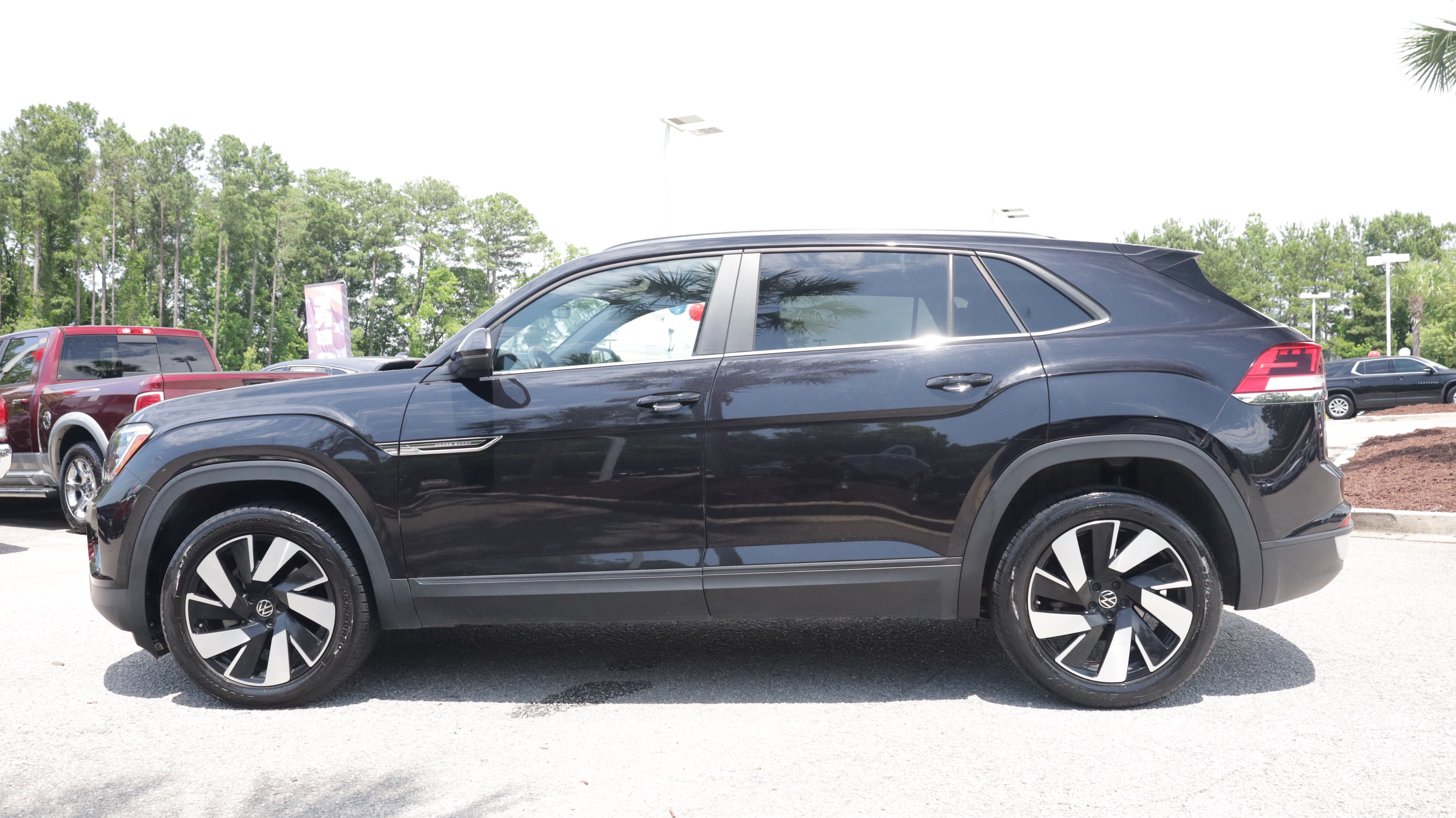 Used 2024 Volkswagen Atlas Cross Sport SE AWD/4WD image 2